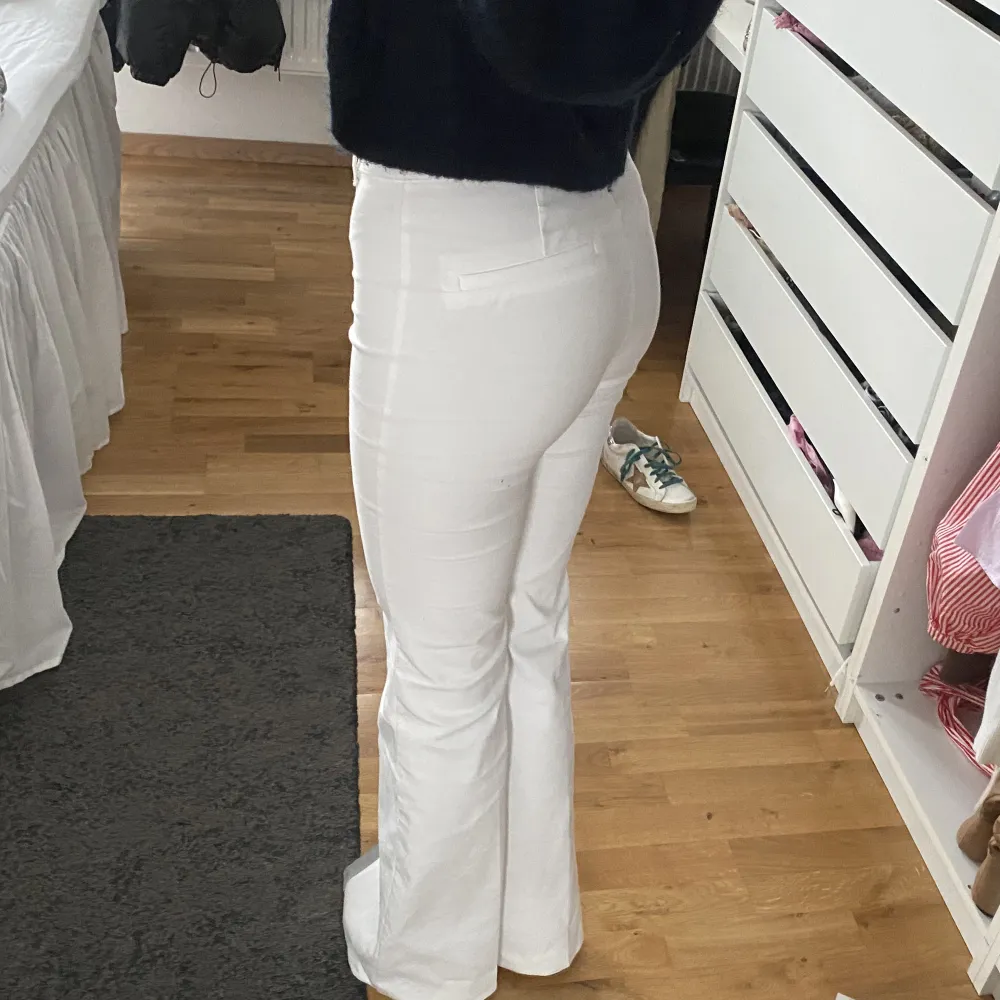 vita kostymbyxor från zara!!. Jeans & Byxor.