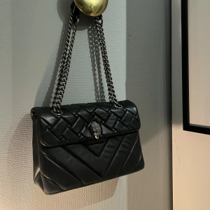 Kurt geiger väska! - Säljer min Kurt Geiger väska nu eftersom att den inte kommer till användning☺️ använd men i bra skick, skriv privat för fler bilder!!💕