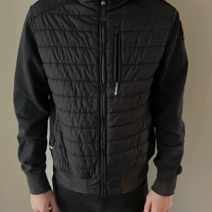 Parajumpers jacka  - I använt skick. Finns ett litet hål i ärmen (se bild). Samt lite solblekt. I övrigt bra skick och hel. Köpt för cirka 3 år sen, har inte använt den dom senaste 2 åren. Storlek medium. Naturligtvis äkta Parajumpers. 