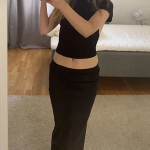 Svart långkjol - Såå snygg och trendig långkjol, säljer då den inte kommer till användning❤️