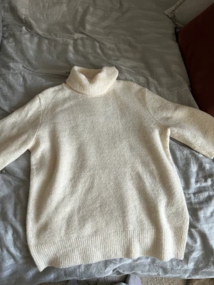 Stickad polo tröja - Kortärmad stickad polotröja, skit snygg sparsamt använd!