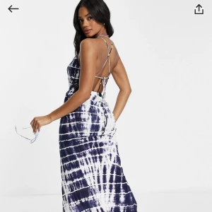 ASOS klänning  - Helt ny klänning med öppen rygg. Kan användas till vardags eller stranden. Passar xs-s. 