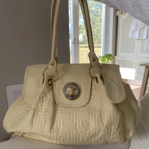 Mellanstor handväska - Super snygg mellanstor handväska. Har en liten fläck på framsidan, därav priset💘 Bara att skriva vid eventuella frågor🤗(bild 2,3 lånade)