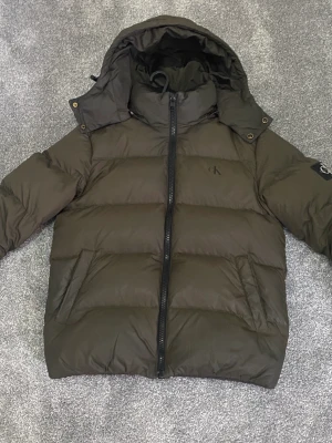 Vinterjacka  - Tjena  Säljer en riktig varm o skön dunjacka som är perfekt för vinterns kyliga dagar. Den är i bra skick och inte använd så mycket. Färgen är black/olive. Jag köpte den för mindre än ett år sedan och nypriset är 2500kr. 