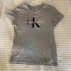 Grå Calvin Klein T-shirt! Sparsamt använd😇 använd gärna ” köp nu ”🩵