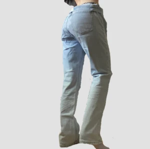straight leg jeans - raka ljusblå jeans, tyvärr för stora för mig! Pris kan diskuteras 🌱