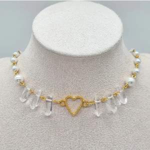 Handgjort halsband och exklusiv design. Följ :@ekjewelryofficial🤲 Gjord i bra kvalitet ♡Material-bergskristall, pärlor, rostfrittstål, zinklegeringar. Längd: 36cm