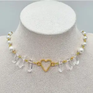 Handgjort halsband och exklusiv design. Följ :@ekjewelryofficial🤲 Gjord i bra kvalitet ♡Material-bergskristall, pärlor, rostfrittstål, zinklegeringar. Längd: 36cm