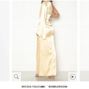 Balklänning  - Säljer denna klänning från Nicoles kollektion med bubbleroom, slutsåld!  Något insydd i midjan! Använd 2 ggr