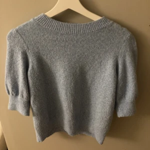 Stickad t-shirt  - Säljer denna stickade t-shirt för att en inte längre kommer till användning. Den är använd Max 2 gånger. Storlek s från vero Moda köptes för 245kr minns inte exakt men säljer iallafall för 100kr kontakta gärna mig om du är intresserad tryck inte på köp nu