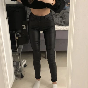 Lack/ skinnbyxor  - Säljer mina byxor eftersom ja aldrig använder dem längre. Storlek XS. Från Veromoda med märket Only. Ordinariepris 399:- mitt pris 80:-.  Vid frågor kontakta mig 🫶🏽