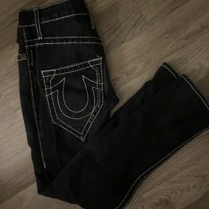 true religion jeans - lågmidjade slim fit jeans, true religion, storlek 26, knappt användaq