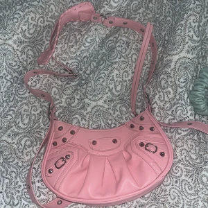 Väska - braskick, kan ändra längd,ganska stor väska man får plats mkt i den,perfym hårborstar o allt