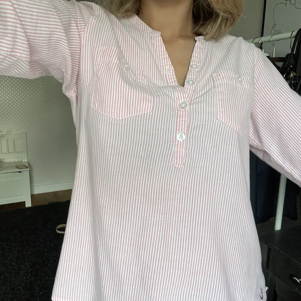 Jättesöt rosa vit randig skjorta från Etirel. Köpt second hand. Använd 1 gång. Storlek 40 men passar perfekt för mig som är S/M.. Skjortor.