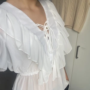 Blus - Säljer denna fina blusen från Boohoo som jag köpte i somras men som tyvärr inte har kommit till användning💓