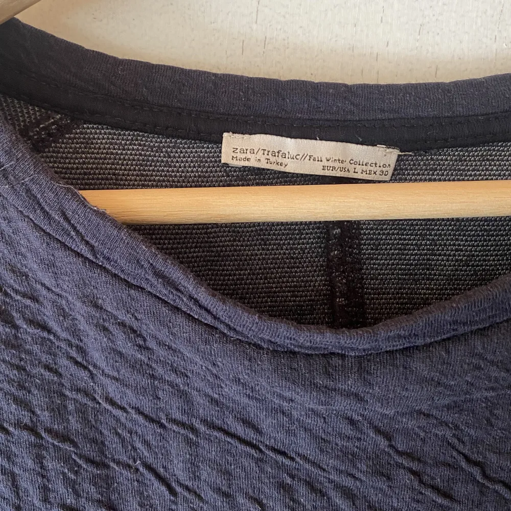 Jättefin mörkblå tröja med mönster från zara gammal men bra skick. Tröjor & Koftor.