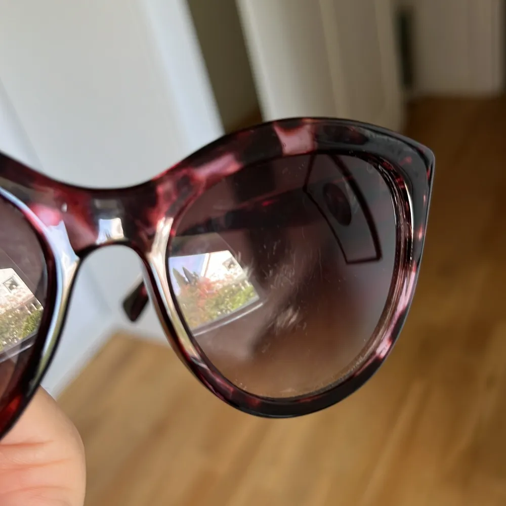 Solglasögon från glitter! Repor på båda linserna + även en liten repa på ena sidan! Skriv för bild💘. Övrigt.