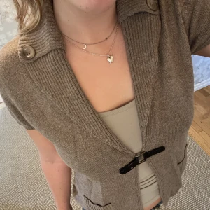 Stickad kortärmad kofta - Säljer denna så coola kortärmade kofta som jag har köpt second hand. Så skönt material i jättebra skick. Säljer då den ej kommer till användning:/ 