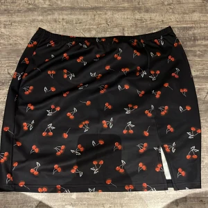 Kjol - Ganska kort kjol, den känns mindre än 2xl