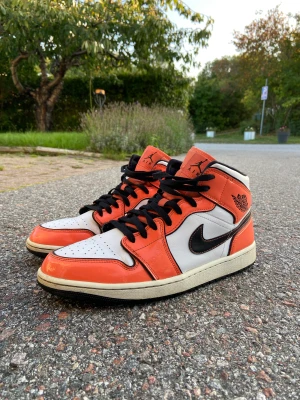 Jordan 1 mid turf orange - Säljer eftersom jag slutat använda dom. Köptes på zalando för 1295, säljer dom i orginalbox. Finns viss slitage och några få märken men är i övrigt i bra skick.