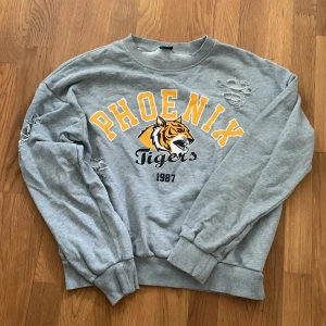 Tröja - Med trasiga detaljer. Mycket bra skick.