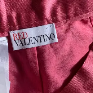 Äkta valentino shorts med unik passform.