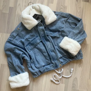 Jacka - Superfin jeansjacka som tyvärr inte kommit till användning. Nypris 699,  prislapp kvar!🌟