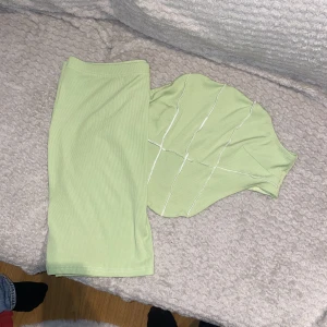 Grönt somrigt set - Ett grönt set med en badeau topp och en matchande kortkjol till💚