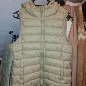 Helt ny väst  - Oanvänd olivgrön/beige väst. Storlek M. 