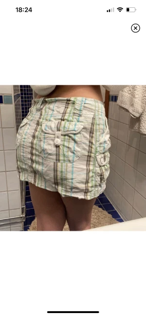 Esprit kjol - Vit Kjol ifrån esprit med rutmönster i färg. 2 fickor bak och 2 fram. Kan bäras lågmidjat! 