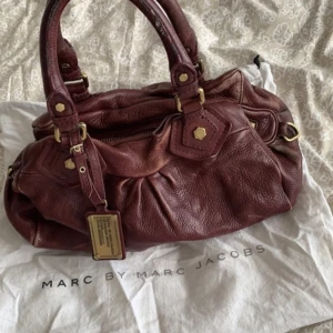 Marc Jacobs väska - Intressekolll!!!! Funderar på att sälja min vinröda vintage marc Jacobs väska som är så så snygg och perfekt nu till hösten!!! Köpt i Paris i en vintage butik för 5000kr💕