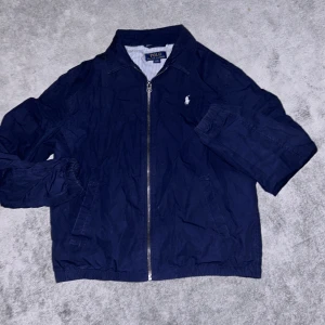 Ralf lauren jacka nypris 1699  - Jag säljer min Ralf lauren jacka jag växt upp köpte för 1299 säljer för 299 den är som ny inga fläckar vi eller inget storlek 158 vid snabb affär kan jag tänka mig gå ner lite med priset 