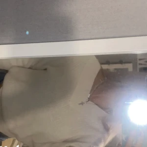 Stickad tröja  - En super fin vit stickad tröja! Inga fläckar som har upptäckts då den är använd få gånger! Storlek S men skulle säga mer åt xs hållet! Jag är en S person men uppfattar tröjan som tajt då!