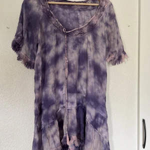 Tunika/klänning - Lila-tiedye tunika/klänning. Storlek M