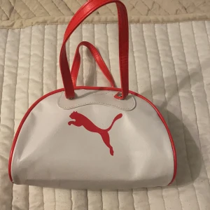 Puma väska  - En väska som är köpt second hand och som inte kommer till användning💓