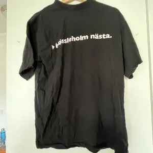 Svart t-shirt med tryck. Storlek L. 