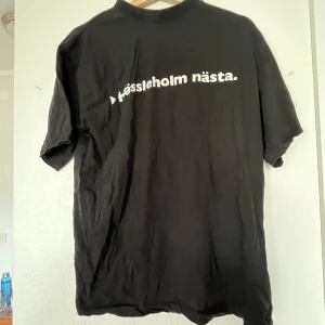 T-shirt - Svart t-shirt med tryck. Storlek L. 