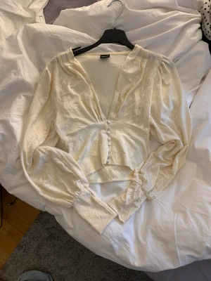 Topp  - Jättefin topp från Gina tricot i stl xs, jättebra skick då den endast är använd en gång, 100kr + frakt❤️