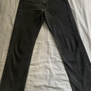 Mörkgråa Levi’s Jeans - Tja, säljer nu mina mörkgråa Levi’s jeans för jag har vuxit ur dom på midjan. Har länge varit ett par favoriter men tyvärr så passar dom inte. Dom är W32 och L34