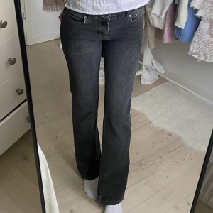 Gråa jeans - Gråa snygga jeans, rak model och midrise, från märket cue. Perfekt till hösten🤍 Jag är 178cm lång. Innerbensmåttet är 82cm och det är 37cm rakt över midjan🩷