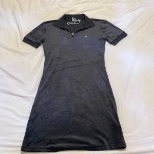 Klänning  - Fin och skön aridas klänning med guld detaljer, ej använd 