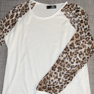 Tunn tröja - Fin tunn tröja med mönster på ärmarna i storlek S💕