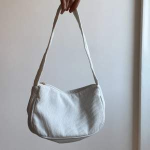 Söt liten väska i manchester, sparsamt använd och i fint skick 🤍 Köparen står för frakt 🤍