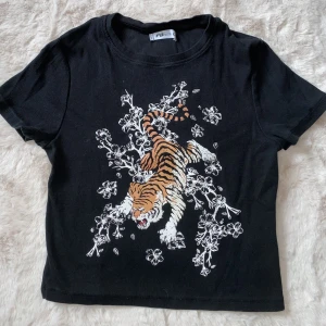 Croppad / baby tee - Jättefin och bekväm croppad t-shirt från New Yorker, i stretchigt material. Storlek M men passar även S 🫶🏼🫶🏼