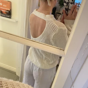 stickad tröja -  stickad tröja med öppen rygg från nelly