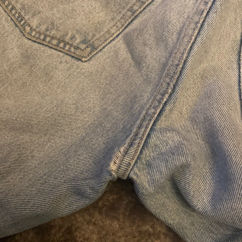 Ett par jätte snygga zara straight jeans. Ett litet hål på baksidan men syns knappt när man har på sig dom, lätt att sy ihop!. Jeans & Byxor.