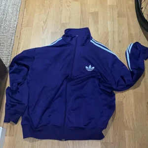 Adidas Sweater - Jätte snygg sweater från märket adidas, kommer inte till användning, priset kan diskuteras💕 randerna jätte jus blåa