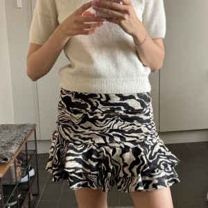 Kort kjol  - Säljer en sjukt cool minikjol från H&M i storlek 34 ❤️