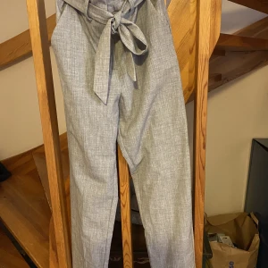 Kostymbyxor - Grå kostymbyxor med knytning