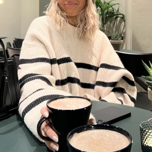 Stickad tröja - Säljer denna fina stickade tröja i storlek S! Så fin och i utmärkt skick 💕 säljer pga av fler likande 